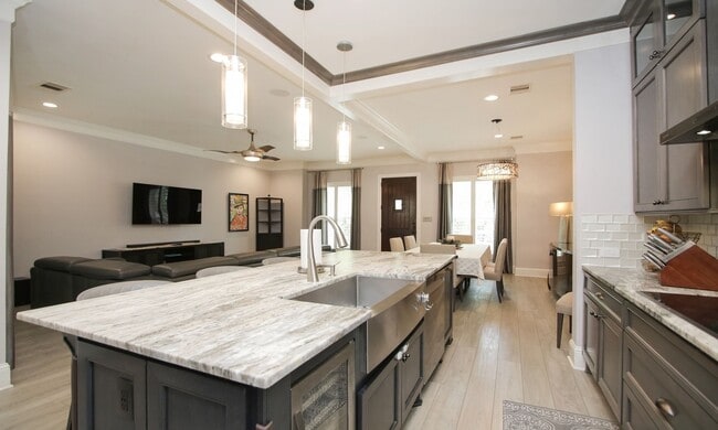 Building Photo - 15 E Breezy Way