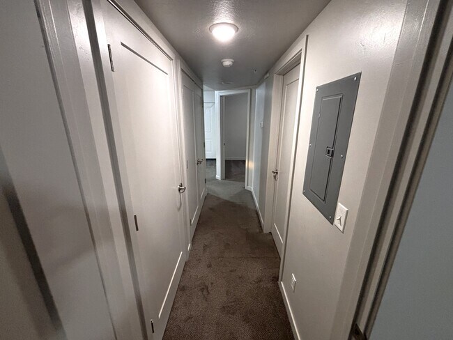 Building Photo - 1700 S Sandhill Rd