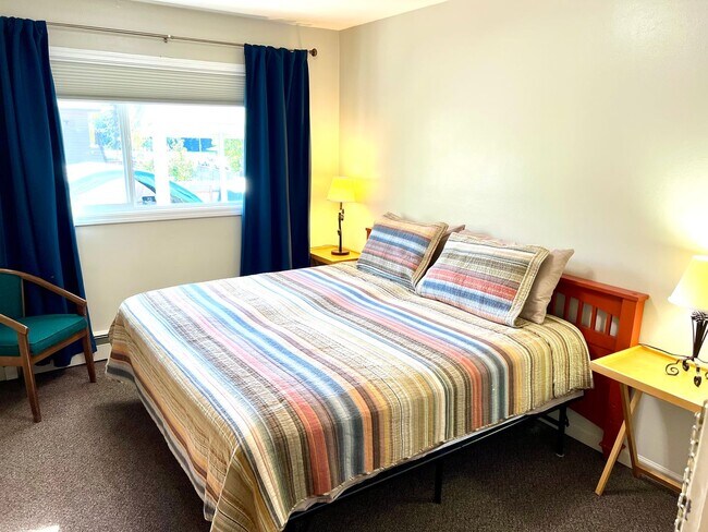 Building Photo - Downtown Furnished Two Bed Unit in Duplex-...