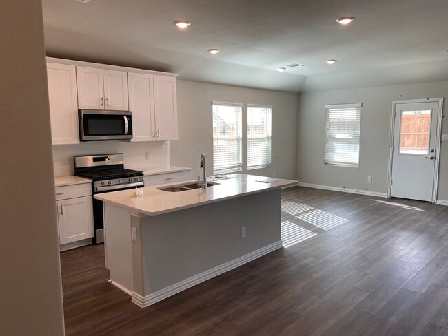 Building Photo - 384 Mohan Dr
