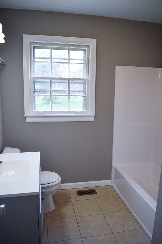 Building Photo - Renovated 3 Bed 1.5 Bath with Carport in Lewisburg