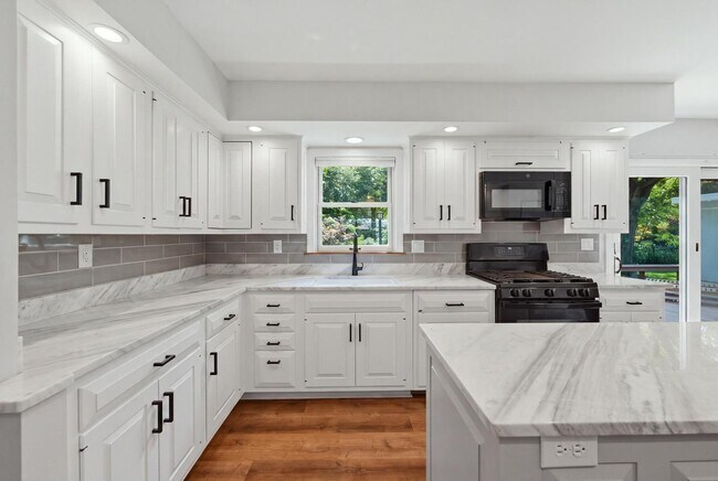 Building Photo - 317 E Forest Ln