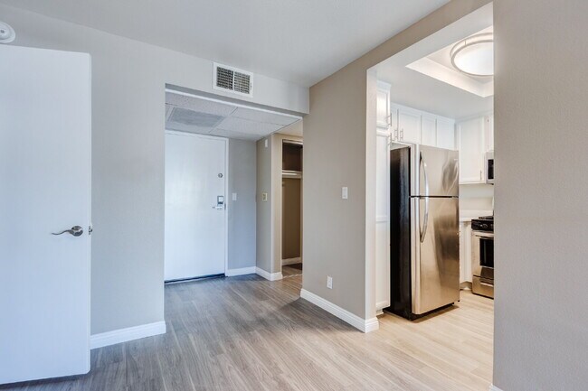 Building Photo - Smartly Designed 2-Bedroom Apartment in Pr...