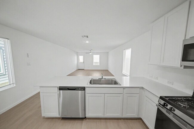 Building Photo - Gorgeous Open-Concept Home Near Randolph AFB - Realtor Commission: $500