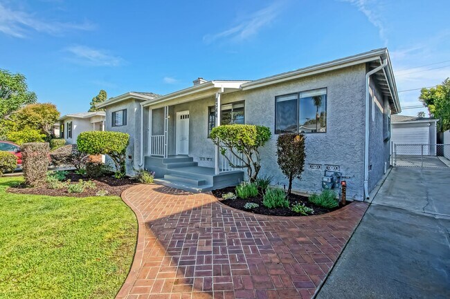Building Photo - REMODELED, BRIGHT & AIRY 3BR2BA HOME W/ DETACHED GARAGE, CHARMING FRONT PORCH/YARD & HUGE REAR YA...