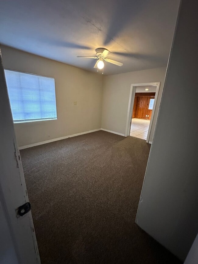 Building Photo - 3 Bed 1 Bath House with Fenced-in Yard. Available NOW!