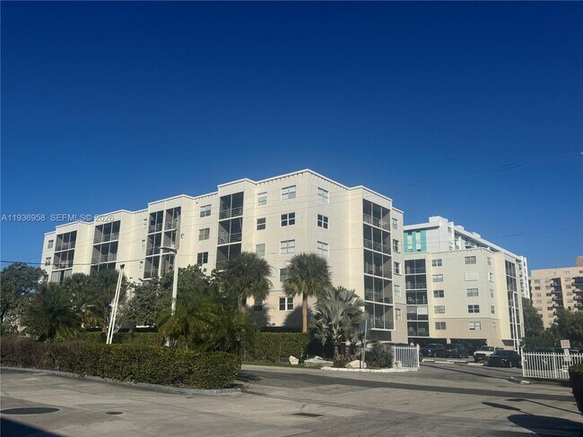 Building Photo - 2821 N Miami Beach Blvd