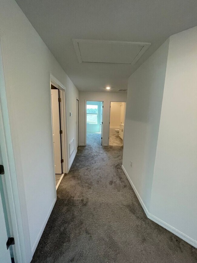 Building Photo - 4 Bedroom 2.5 Bathroom home located in Preserves at LPGA