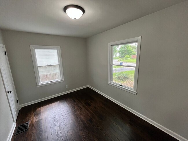 Building Photo - **REMODELED 2-BEDROOM HOUSE IN NORTH COLUMBUS!!**