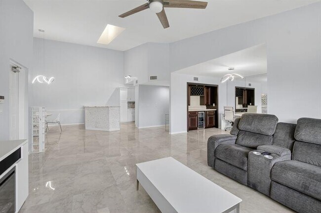 Building Photo - 13770 Oneida Dr