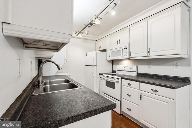 Building Photo - 5911 Edsall Rd
