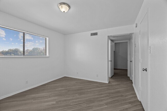 Building Photo - 320 E 4th St