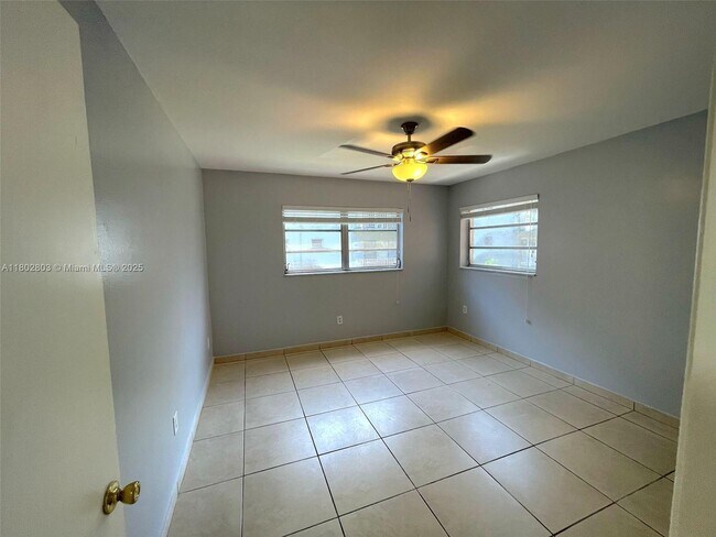 Building Photo - 1630 W 46th St