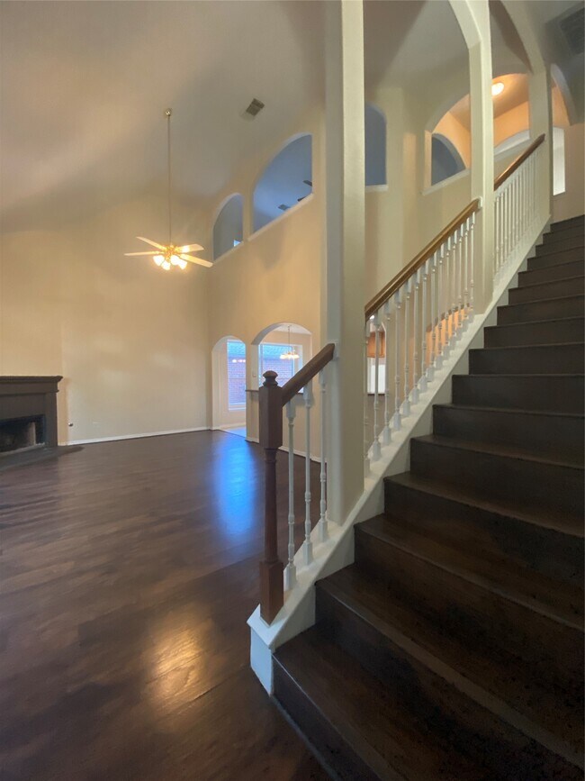 Building Photo - 9210 Hidden Lake E Dr