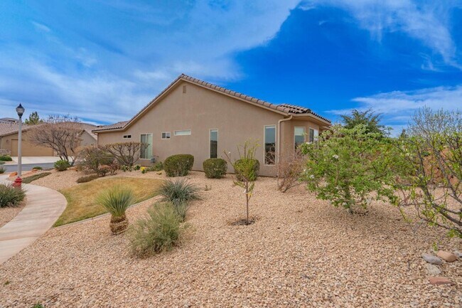 Building Photo - Bright & Beautiful 2 Bedroom Home in Sun R...
