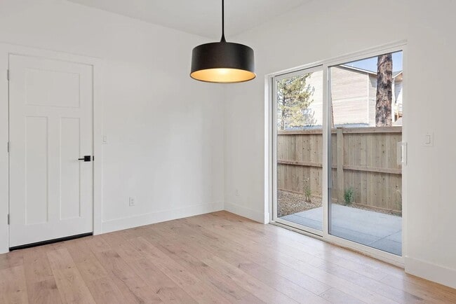 Building Photo - New Construction Townhome in SIsters
