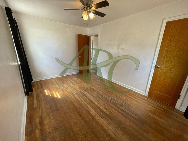 Building Photo - 416 S Prairie Ave