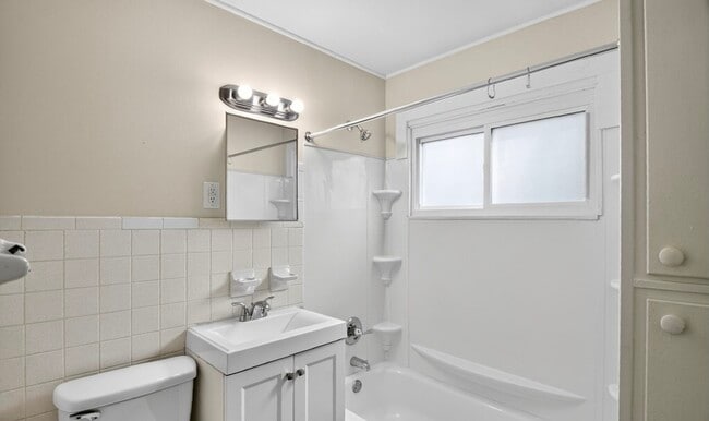 Building Photo - E 47th St