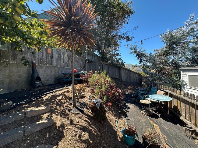 Building Photo - 660-664 Precita Avenue