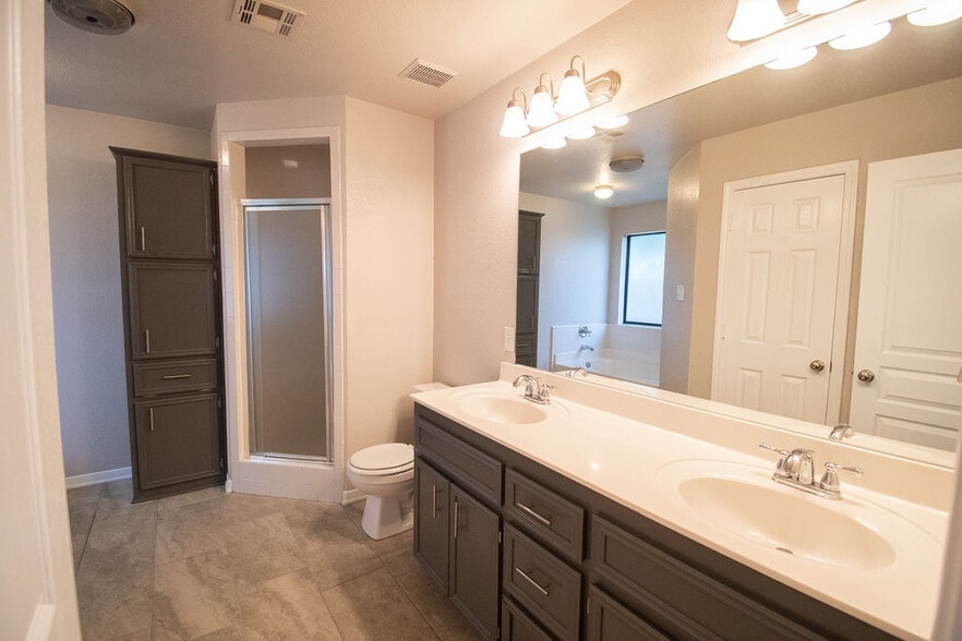 Master bath - 5302 Leadville Dr