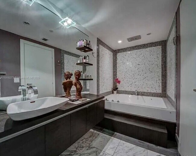 Building Photo - 200 Biscayne Blvd Way