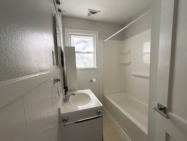 Building Photo - 104 Sycamore St