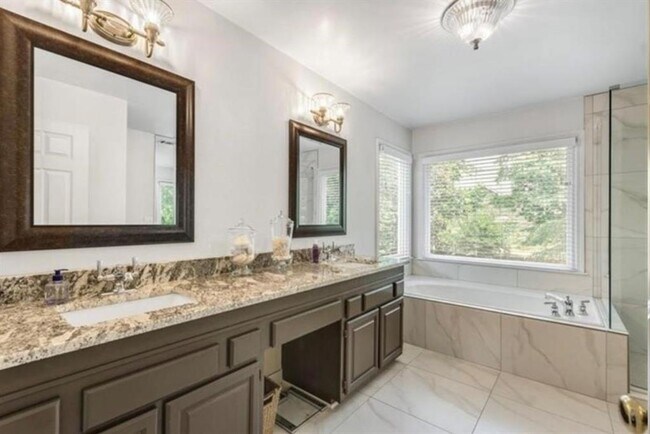 Building Photo - 2465 Devon Leigh Walk NW