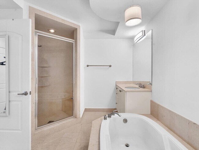 Building Photo - 801 S Olive Ave