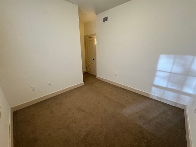 Building Photo - 10 Linwood St