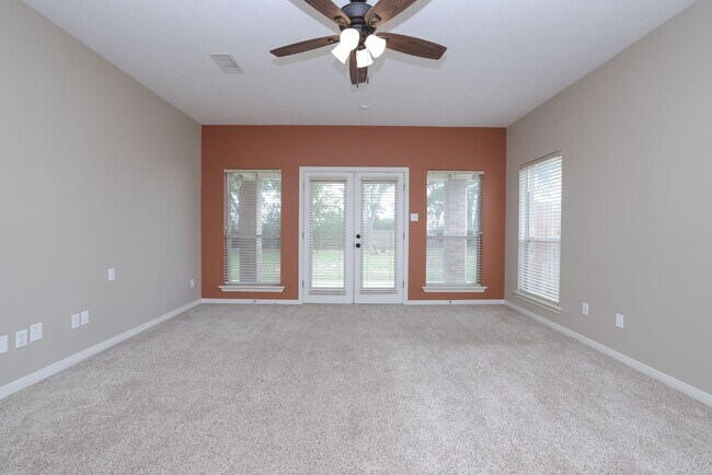 Building Photo - 105 Lawrence Marshall Dr