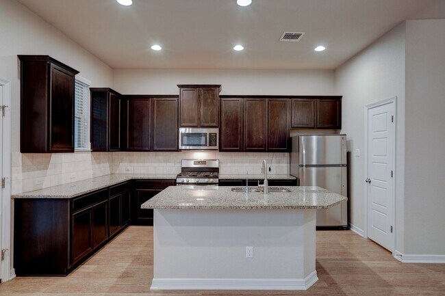 Building Photo - 2212 Dillon Pond Ln