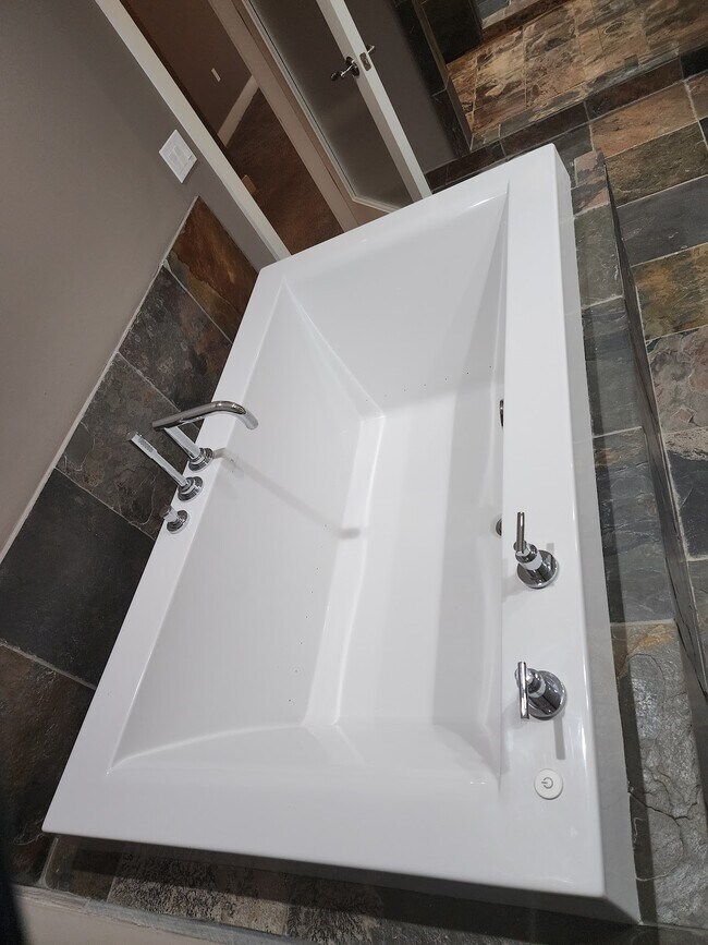 Building Photo - 5005 Hidalgo St