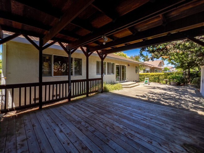 Building Photo - Beautiful Single Level Three Bedroom North...