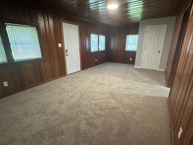 Building Photo - 3 Bedroom / 2 Bath near park