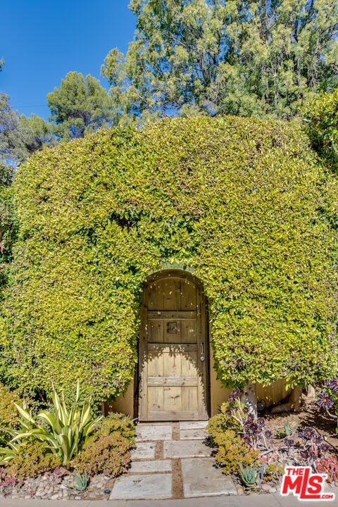 Building Photo - 9530 Hidden Valley Rd