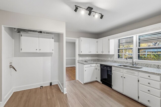 Building Photo - NW - Large Brick Ranch, Updated, Hardwoods, LR, DR, Den, Two Decorative Fire Places, Fenced, Stor...