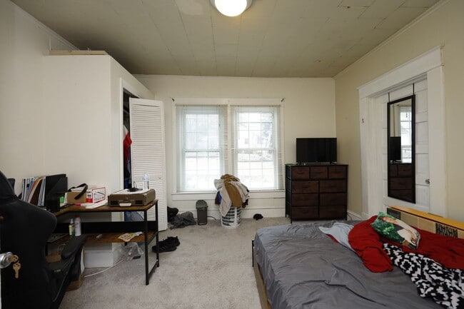 Building Photo - Great corner house in Chapel Hill!