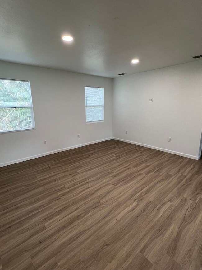 Building Photo - 213 Hull Ave