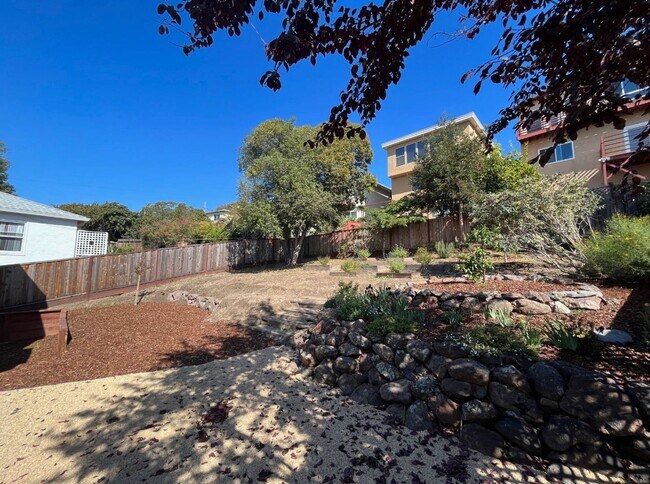 Building Photo - 5685 Jordan Ave