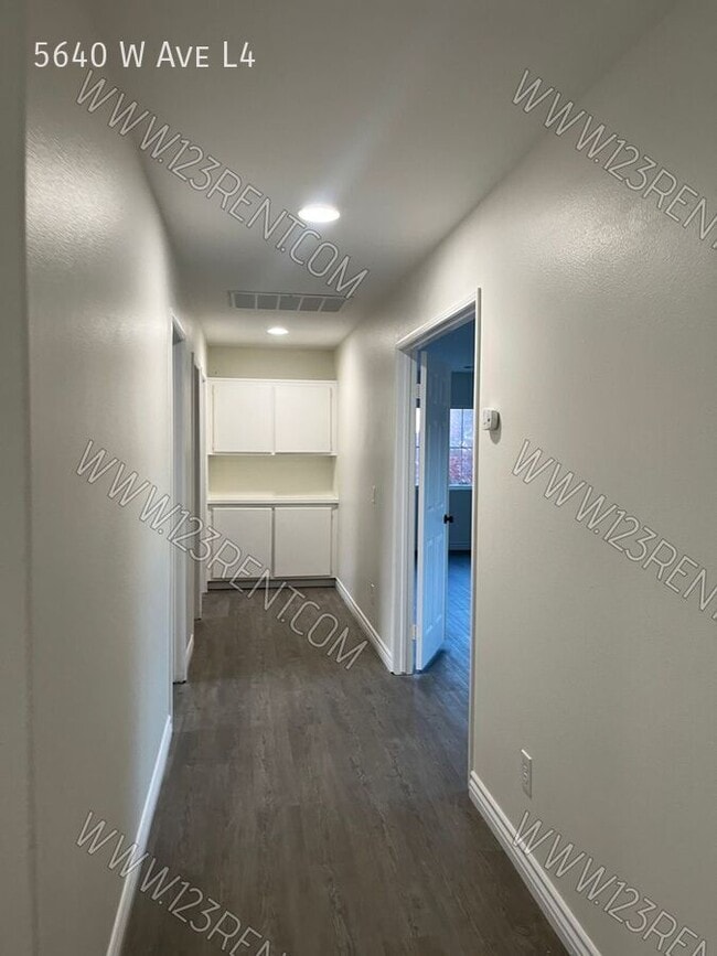 Building Photo - 5640 W Ave L4