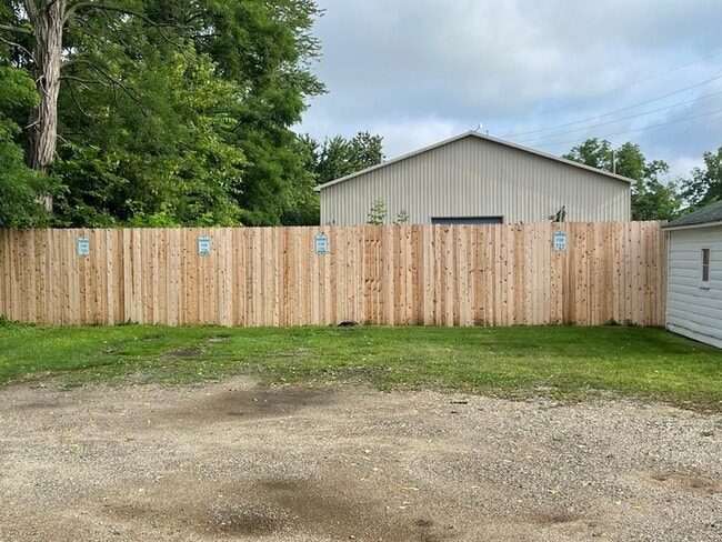 Building Photo - Large 2 bedroom unit available immediately...