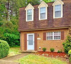 Building Photo - Gorgeous End Unit Townhouse Fredericksburg