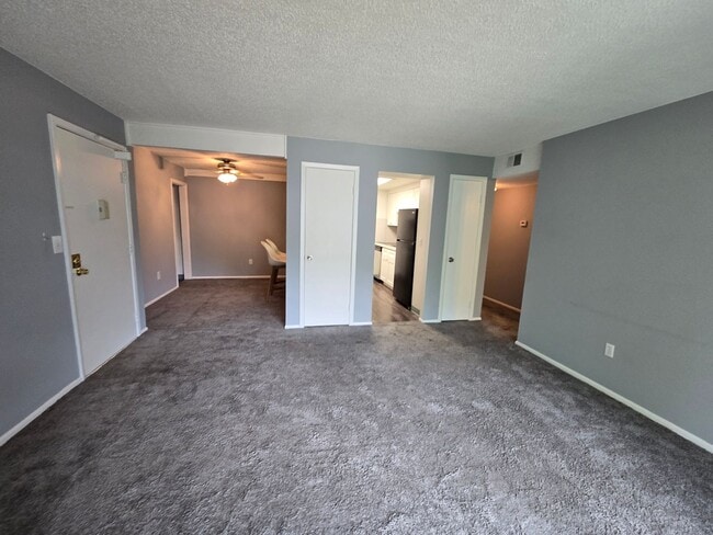 Building Photo - One Bedroom Condo