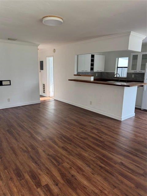 Building Photo - 520 NE 58th St