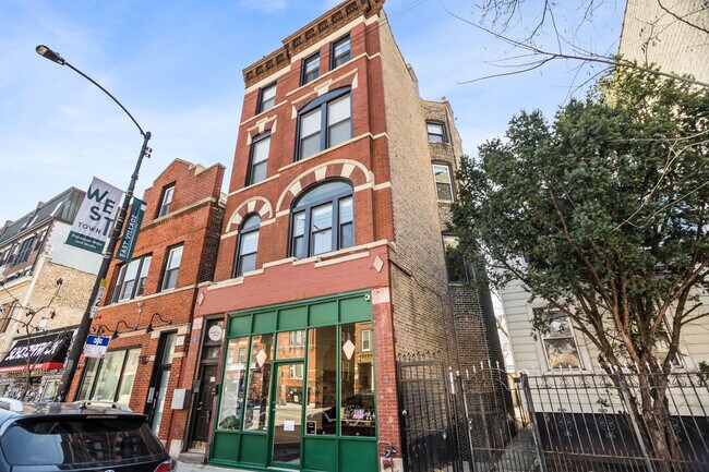 Primary Photo - 1919 W Chicago Ave