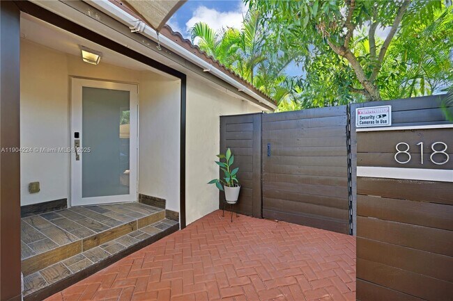 Building Photo - 818 NE 3rd St