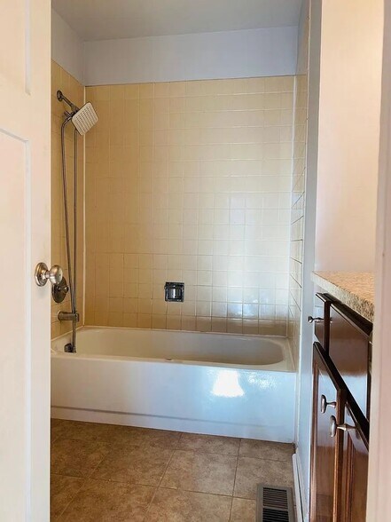 Building Photo - 2630 College Hill Cir