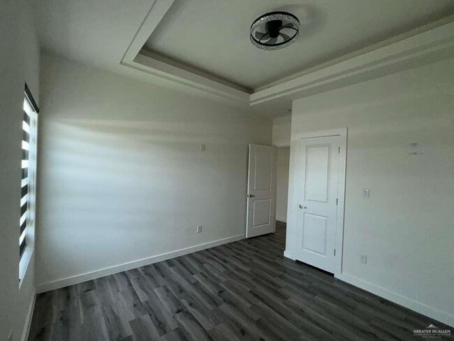 Building Photo - 11 E Iris Ave