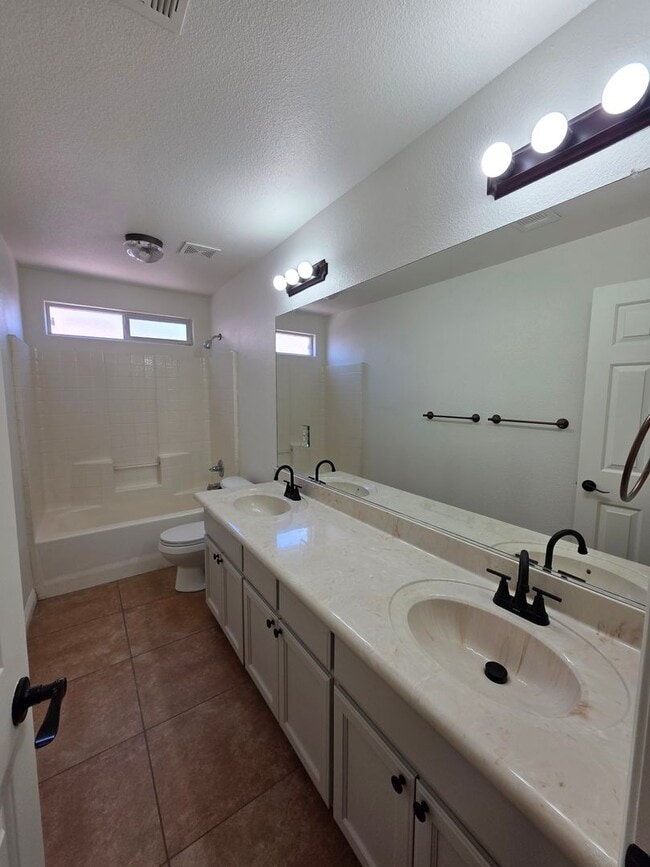 Building Photo - 4 bedroom 2 bathroom in NW Visalia!
