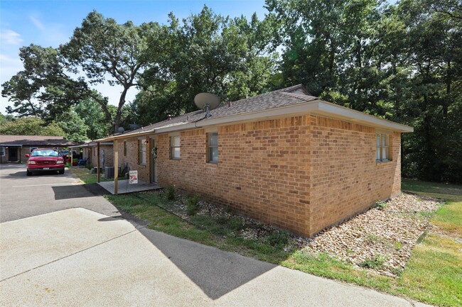 Building Photo - 8716 Club House Dr